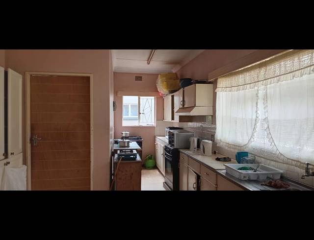6 BEDROOM FREESTANDING FOR SALE IN SILVERTON